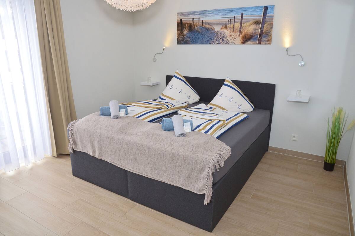 double room | blackout curtains, rollaway beds, free wifi, bed sheets