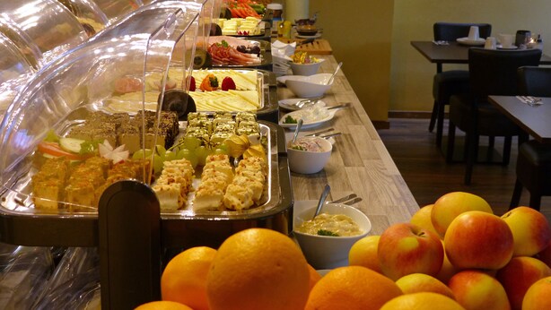 Un buffet con diverse pietanze e frutta.