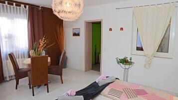 Grand appartement, uitzicht op tuin | Verduisterende gordijnen, extra bedden, gratis wifi, beddengoed