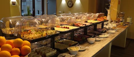 Free daily buffet breakfast