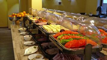 Ein reichhaltiges Buffet mit Speisen und Besteck.