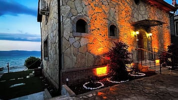 Vila, 4 quartos, vista para o lago | Escrivaninha, quartos à prova de som, Wi-Fi de cortesia, roupa de cama