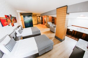 Suite, vista al jardín | Minibar, caja de seguridad en la habitación y escritorio 