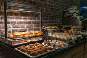 Desayuno buffet todos los días (con cargo) 
