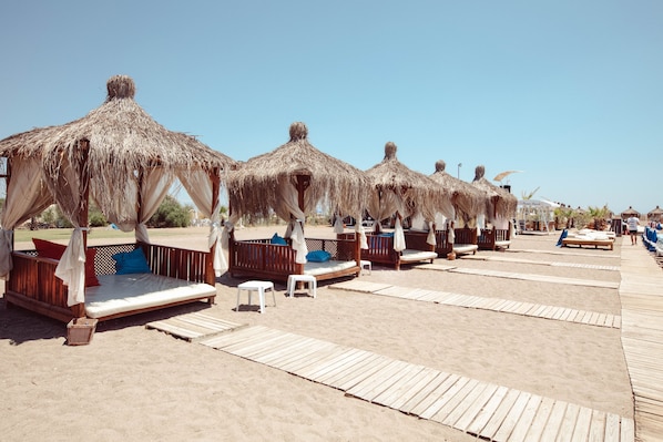 On the beach, free beach shuttle, sun-loungers, beach umbrellas