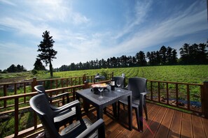 Deluxe-værelse - terrasse | Premium-sengetøj, dundyner, senge med topmadrasser, lydisolering