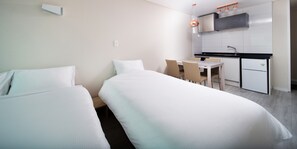 Habitación Deluxe | Cocina privada | Refrigerador, microondas, parrilla de estufa y tetera eléctrica