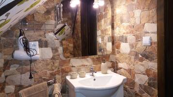 Penthouse Keluarga, pemandangan sungai | Kamar mandi | Kombinasi shower/bathtub dan perlengkapan mandi gratis