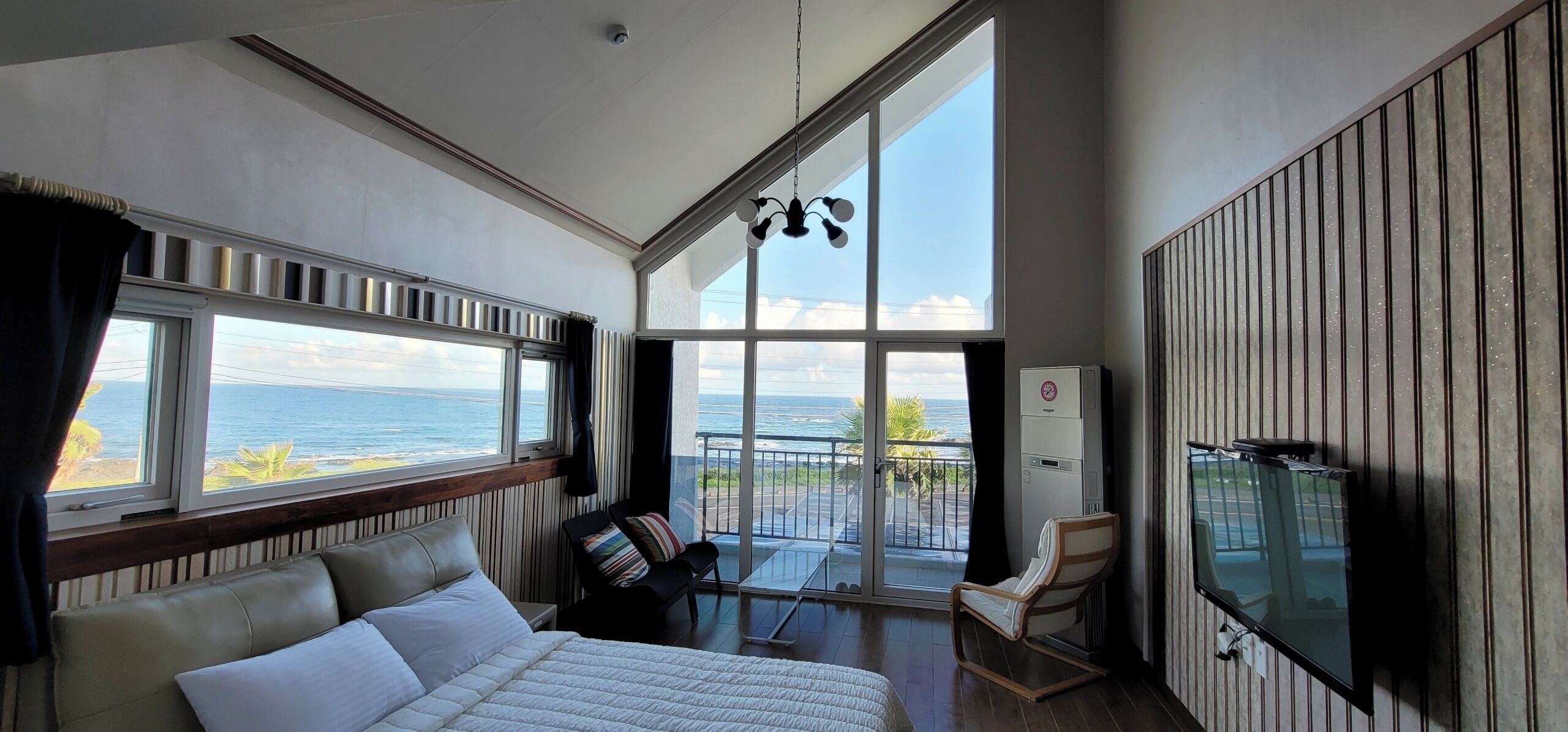 1 غرفة نوم وأغطية فراش متميزة وبديكورات فريدة لكل غرفة