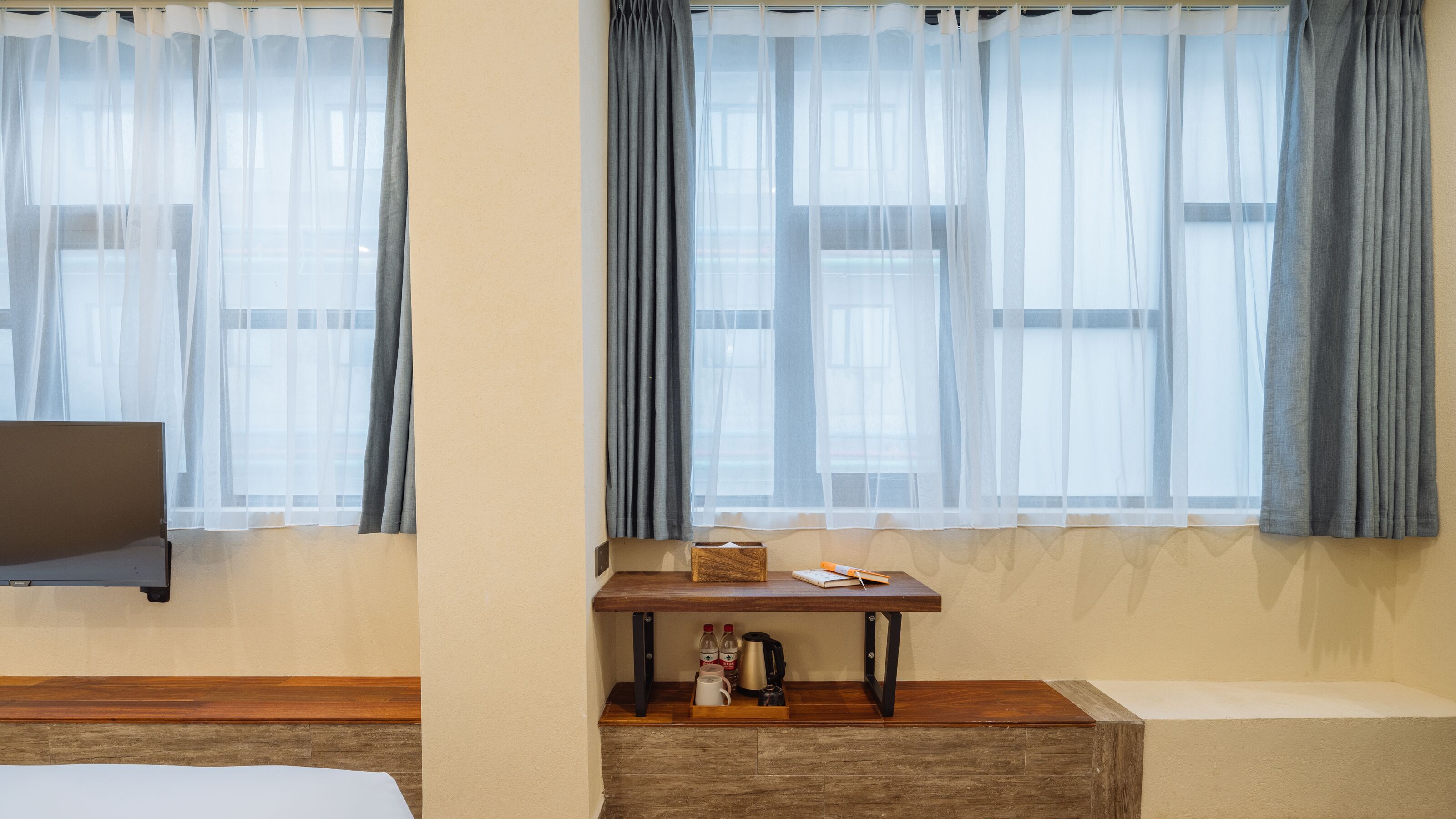 business twin room | living room | flat-screen tv, pay films