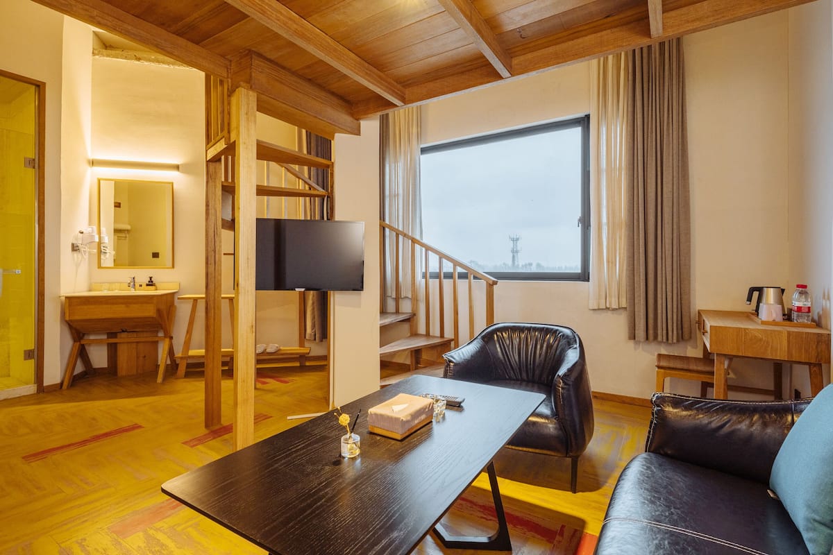 deluxe suite | living room | flat-screen tv, pay films