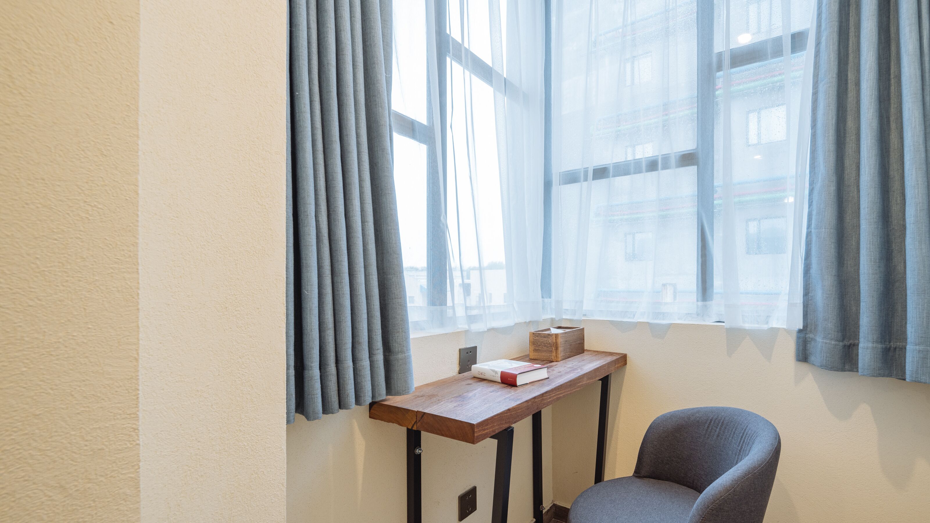 deluxe double room | living room | flat-screen tv, pay films