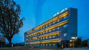 Fachada del alojamiento - Noche