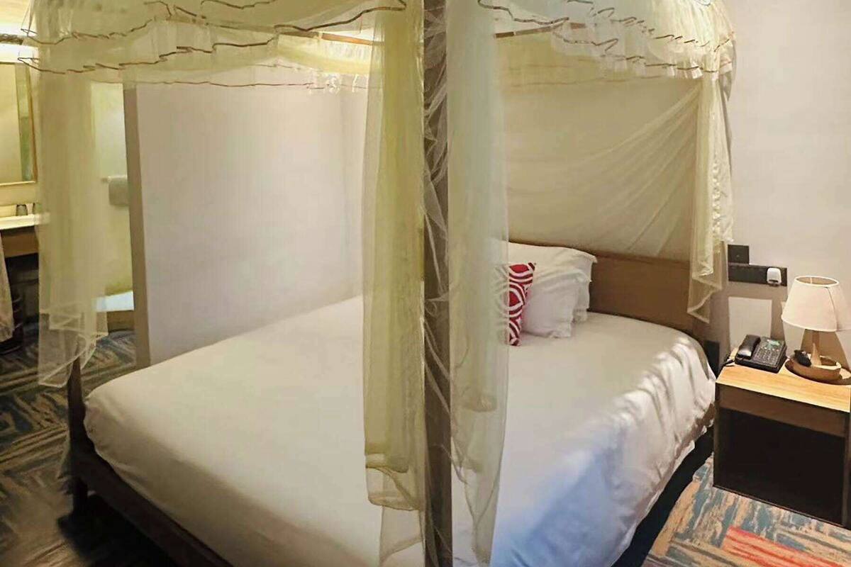 Habitación Deluxe, 1 cama de matrimonio grande, no fumadores | Ropa de cama de alta calidad, cortinas opacas, sistema de insonorización