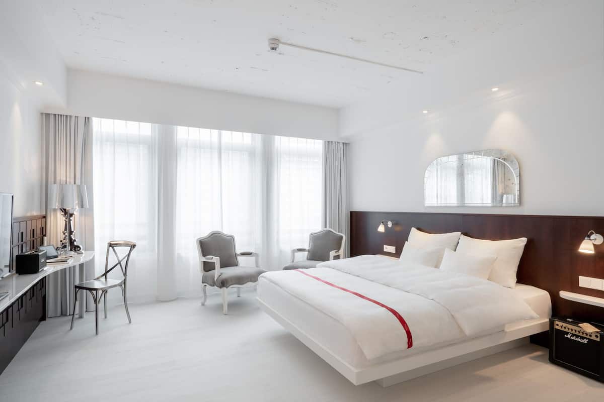 Premium bedding, in-room safe, individually decorated