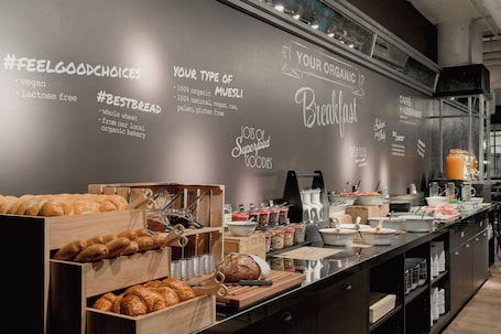 Desayuno buffet diario (EUR 24 por persona)