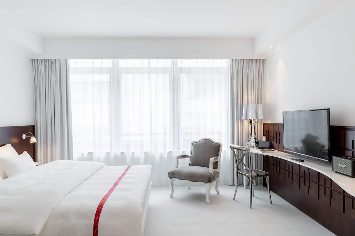 Premium bedding, in-room safe, individually decorated