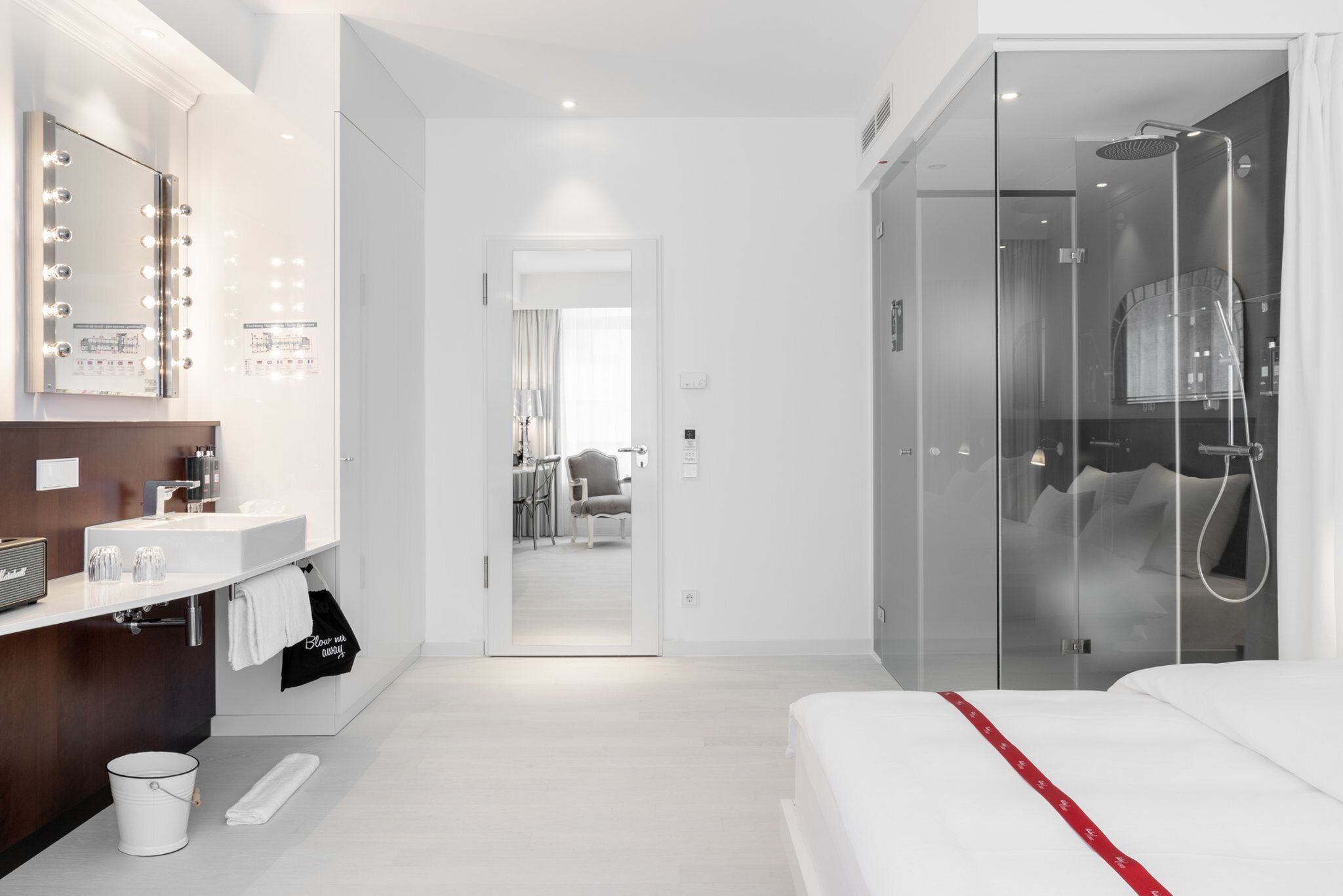 غرفة (Wow Room) | حمام | تجهيزات دش، دُش غزير، مستلزمات فاخرة للعناية الشخصية، مجففات شعر