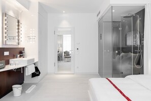 Habitación (Wow Room) | Baño | Ducha y cabezal de ducha tipo lluvia