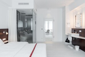 Ropa de cama de alta calidad y caja de seguridad en la habitación 