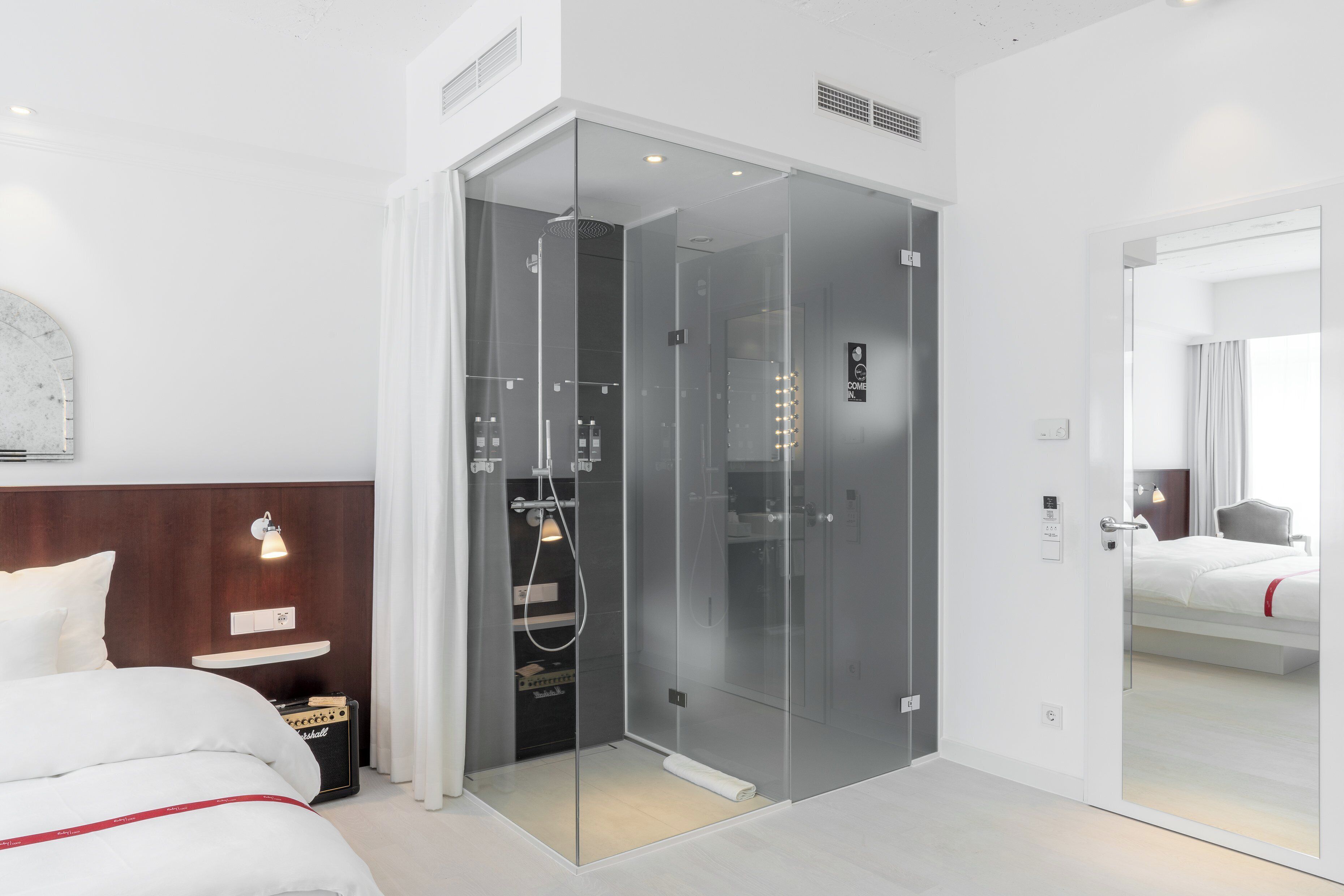 Loft Room | Salle de bain | Douche, douche à « effet pluie », articles de toilette de luxe
