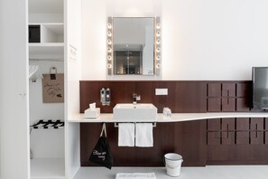 Shower, rainfall showerhead, designer toiletries, hair dryer - Ruby Coco Hotel Dusseldorf by IHG (Düsseldorf)
