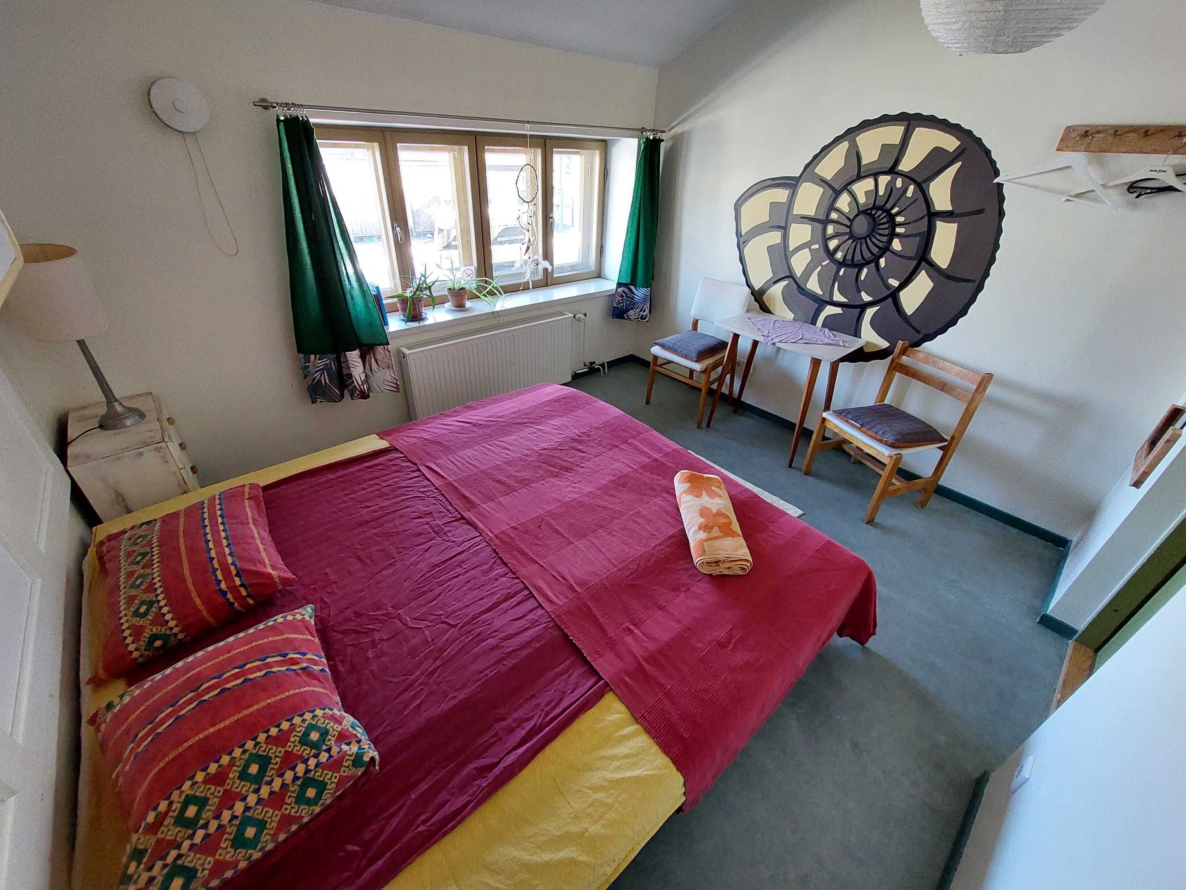 Un dormitorio con cama, escritorio y silla.