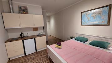 Studio Suite | Desk, iron/ironing board, free WiFi, bed sheets