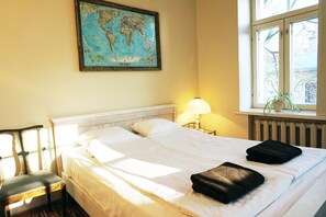 Escritorio, tabla de planchar con plancha, wifi gratis y ropa de cama