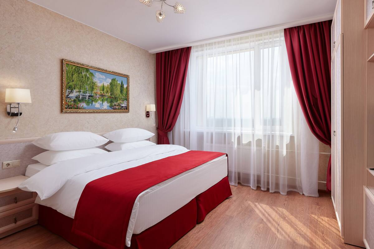 In-room safe, desk, rollaway beds (surcharge), WiFi (free)