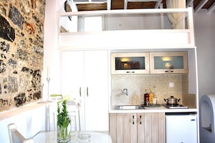 Estudio (Votsalo) | Cocina básica privada | Frigorífico, placa de cocina y máquina de café espresso