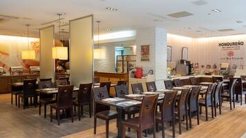 Daily self-serve breakfast (TWD 330 per person)