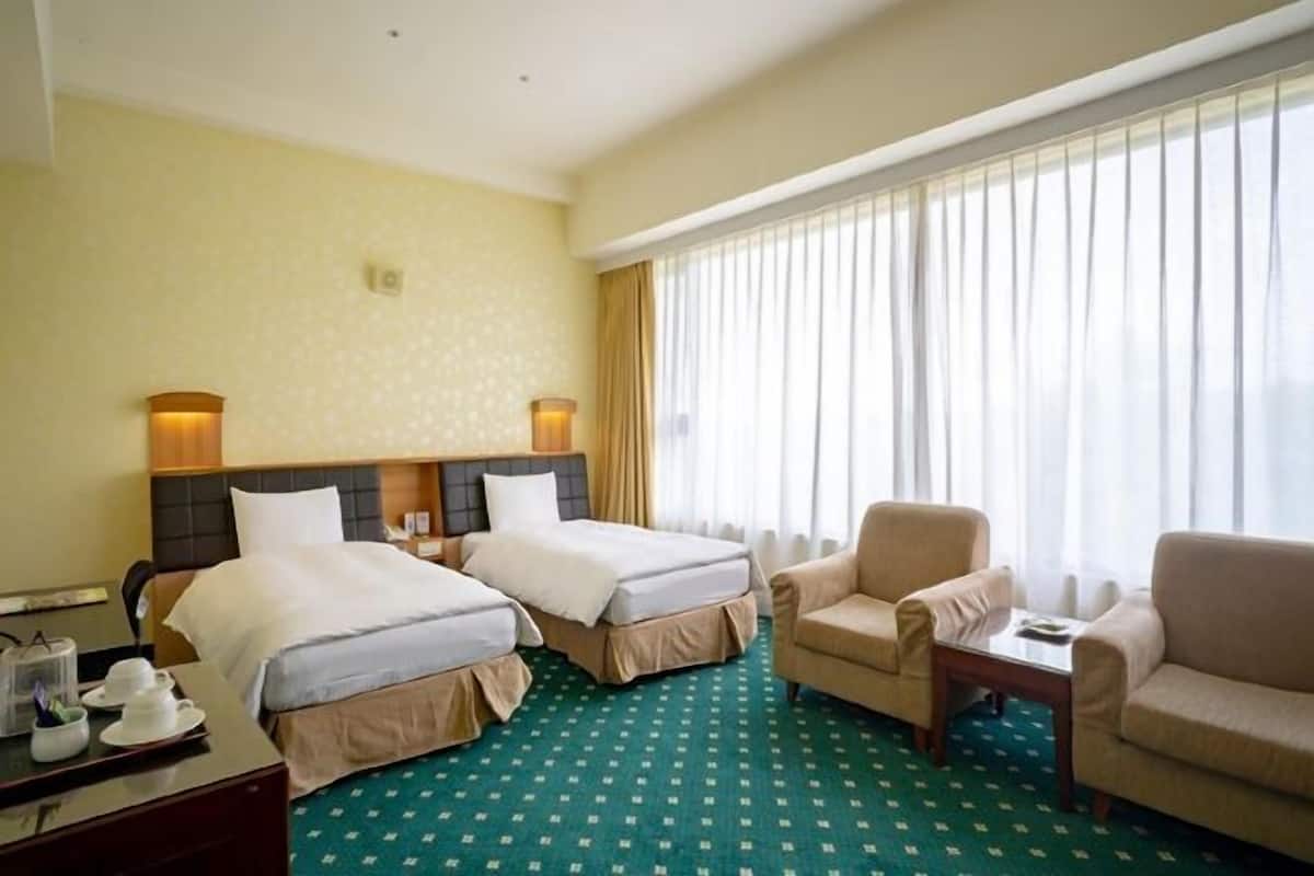 Blackout drapes, free WiFi, bed sheets