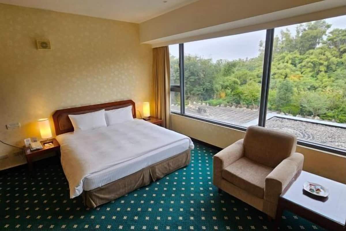 Blackout drapes, free WiFi, bed sheets