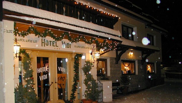 A hotel with a traditional facade, decorated with garlands and Christmas trees. - Alpen Hotel Vidi (Pinzolo)