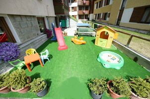 Zona de juegos infantil al aire libre