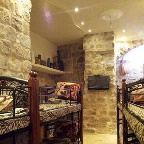 Dortoir Partagé, dortoir mixte, salle de bains commune
