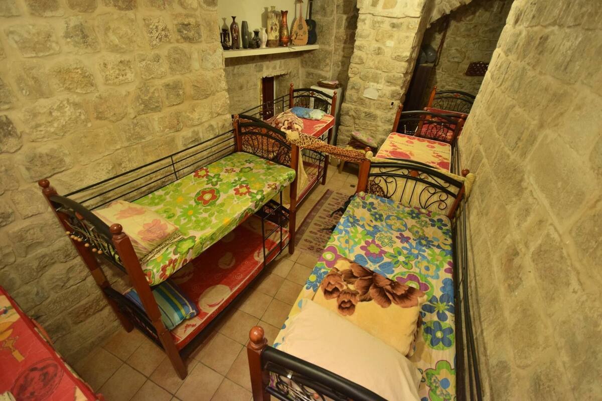 Dortoir Partagé, dortoir mixte, salle de bains commune