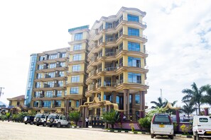 Free self-parking, free valet parking - Flomi Hotel (Morogoro)