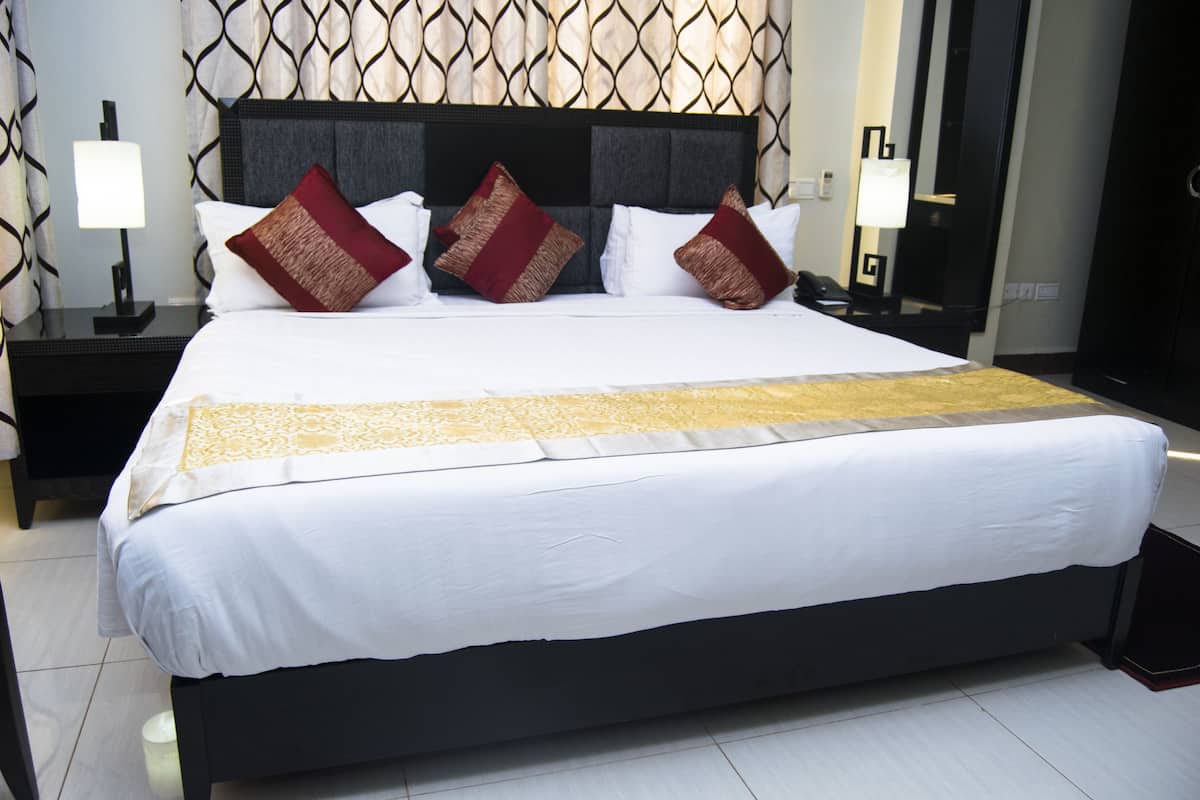 Luxe beddengoed, een kluis op de kamer, een bureau, geluiddichte muren