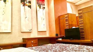 Studio | Living area | Flat-screen TV