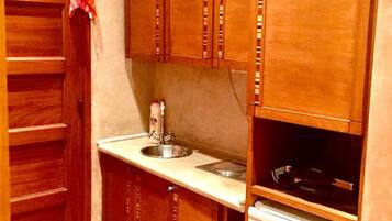 Studio | Private kitchenette | Fridge, microwave, coffee/tea maker