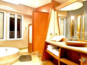 Studio | Bathroom | Separate bathtub and shower, free toiletries, towels - Studio Luxe Hassan 2 (Casablanca)