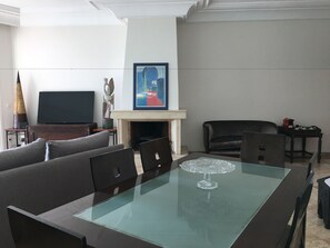 Appartement Deluxe, 2 chambres, vue ville | Restauration dans la chambre