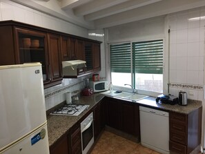 디럭스 아파트, 침실 2개, 시내 전망 | 전용 주방 | 냉장고, 전자레인지, 커피/티 메이커