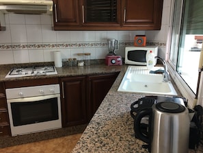 Appartement Deluxe, 2 chambres, vue sur la ville | Cuisine privée | Réfrigérateur, four à micro-ondes, cafetière-théière