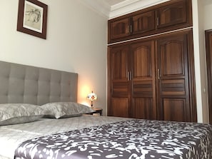 Appartement Deluxe, 2 chambres, vue sur la ville | 1 chambre, literie de qualité, fer et planche à repasser