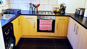 Maison, 4 chambres | Cuisine privée | Cafetière/bouilloire, réfrigérateur, micro-ondes, four