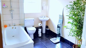Maison, 4 chambres | Salle de bain | Douche, articles de toilette gratuits, sèche-cheveux