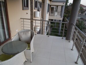 Rom – deluxe, balkong, hageutsikt | Balkong